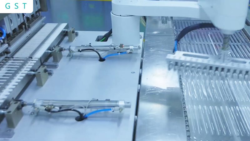 上下料机器人：替代人工，成本考量与效益分析